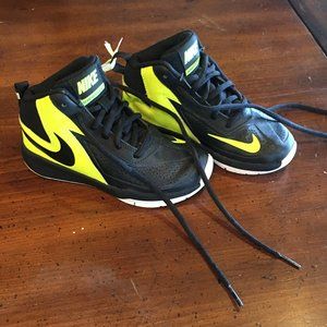 NIke Team Hustle D9 Boys Shoes Boys Size 11